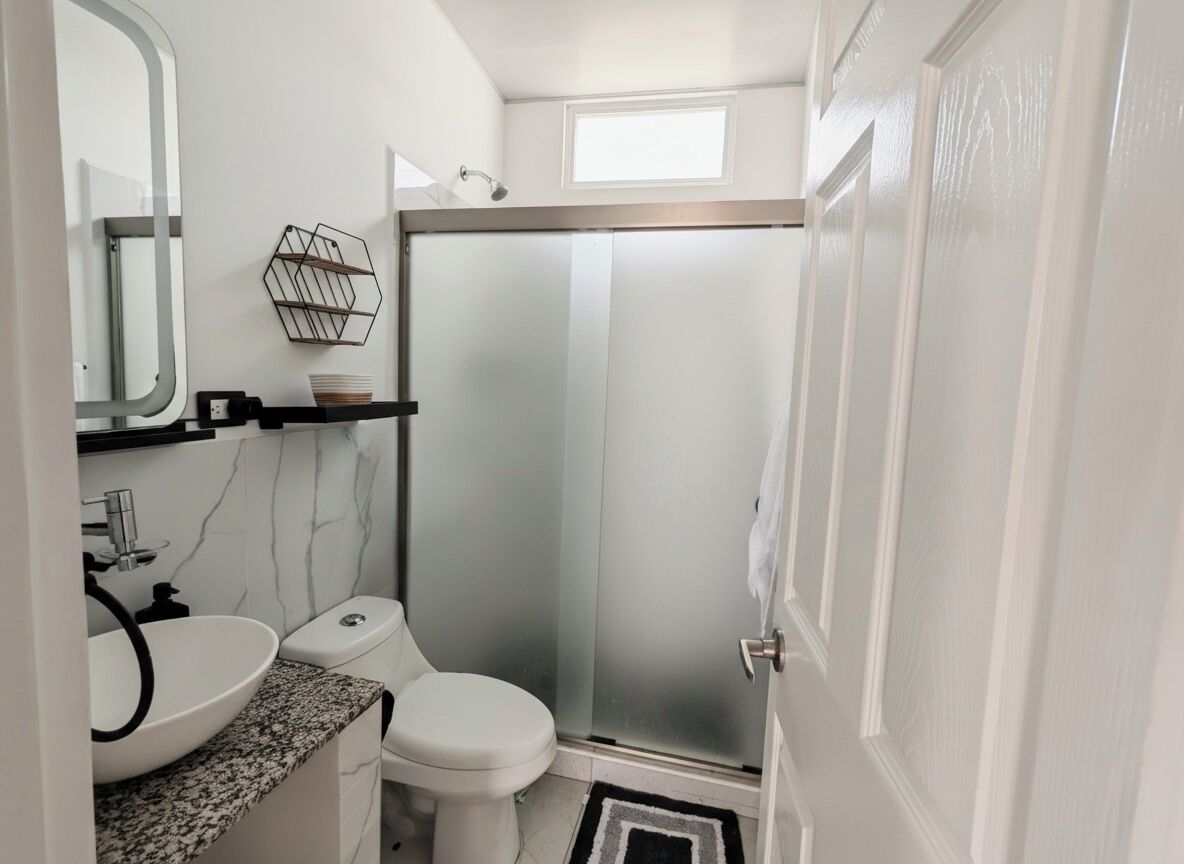 Dusch, hårtork, handdukar och tvål