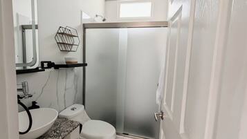 Dusch, hårtork, handdukar och tvål