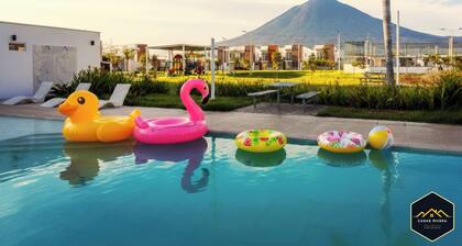 Casa Brisa Volcanica in fantastic Residencial Nueva San Miguel with AC