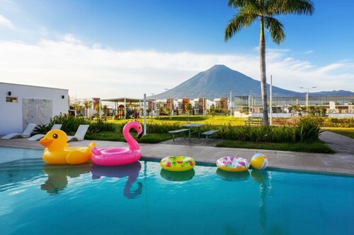 Casa Brisa Volcanica in fantastic Residencial Nueva San Miguel with AC