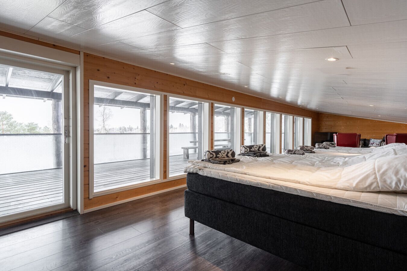 8 bedrooms, desk, WiFi