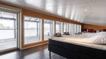 8 bedrooms, desk, WiFi