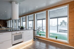 Jääkaappi, mikroaaltouuni, uuni, liesi