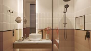 Designer toiletartikelen, een haardroger, badjassen, handdoeken