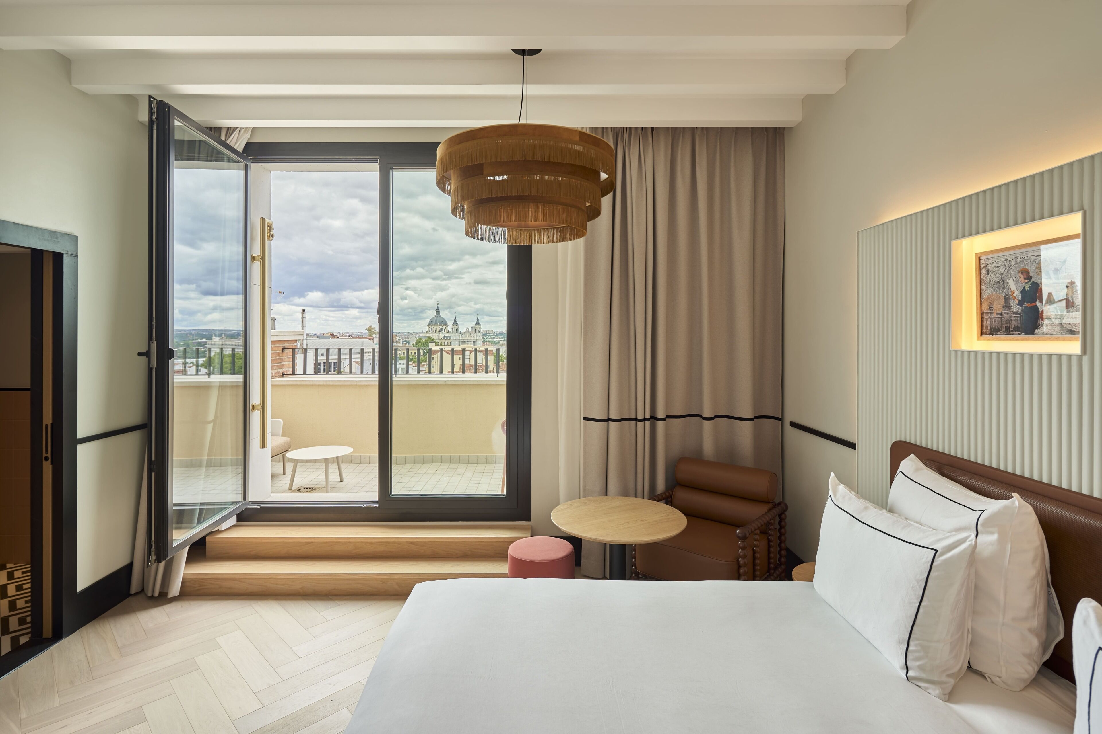 La Genuine Top | Premium bedding, down comforters, laptop workspace, free WiFi