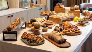 Ein reichhaltiges Buffet mit verschiedenen Gebäcken und Desserts.