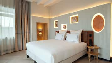 La Supreme Violeta | Premium bedding, down duvets, laptop workspace, free WiFi
