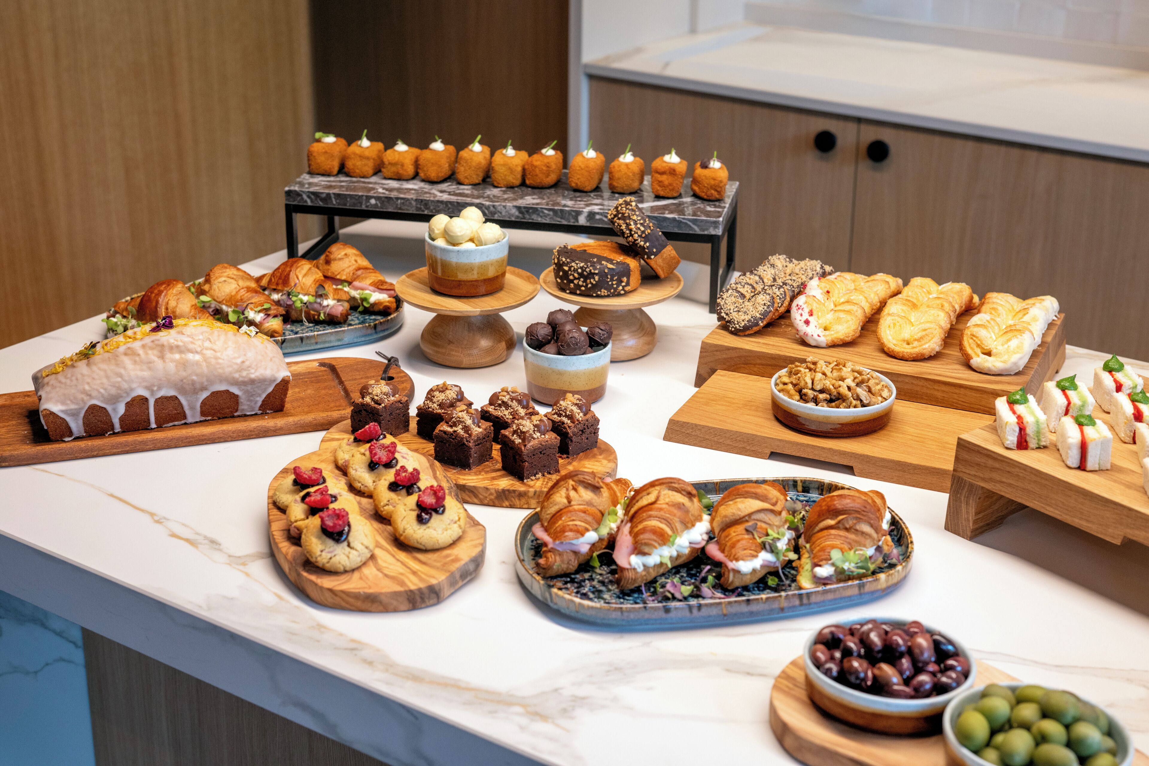 Un buffet proposant une variété de produits de boulangerie et de desserts.