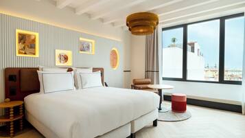 La Elevate Top | Premium bedding, down duvets, laptop workspace, free WiFi