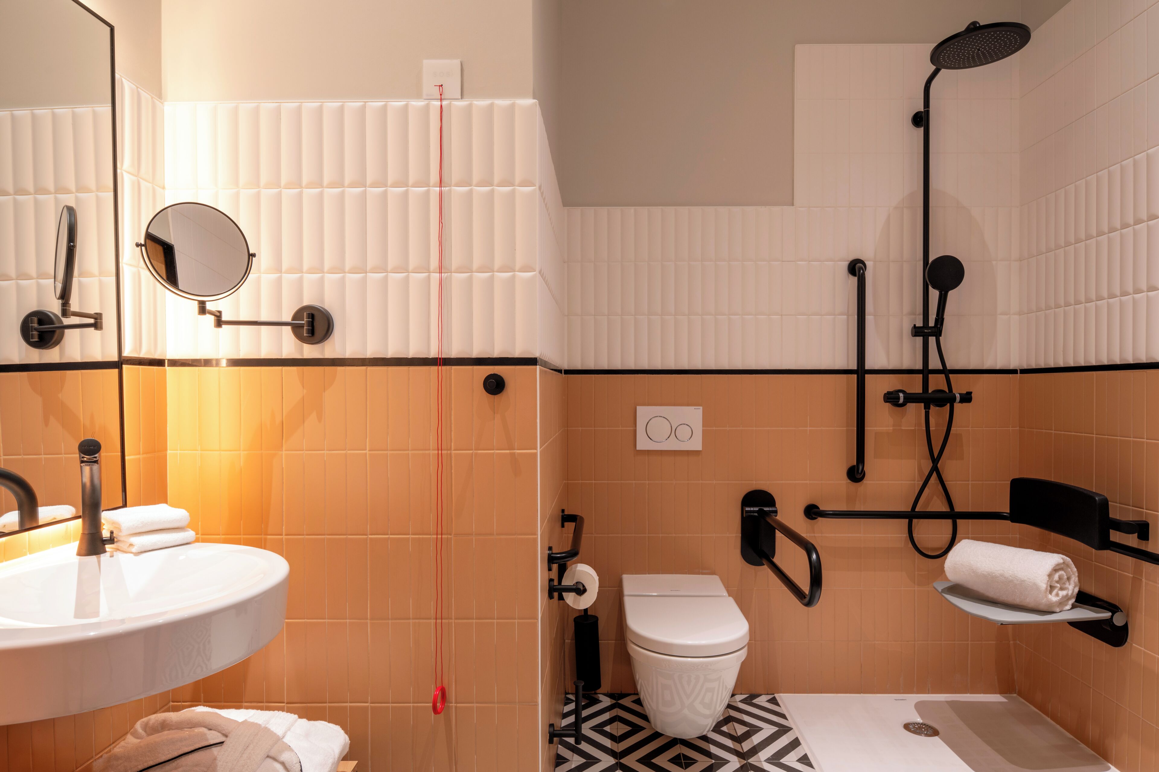 Un bagno con lavandino, specchio, servizi igienici e doccia.
