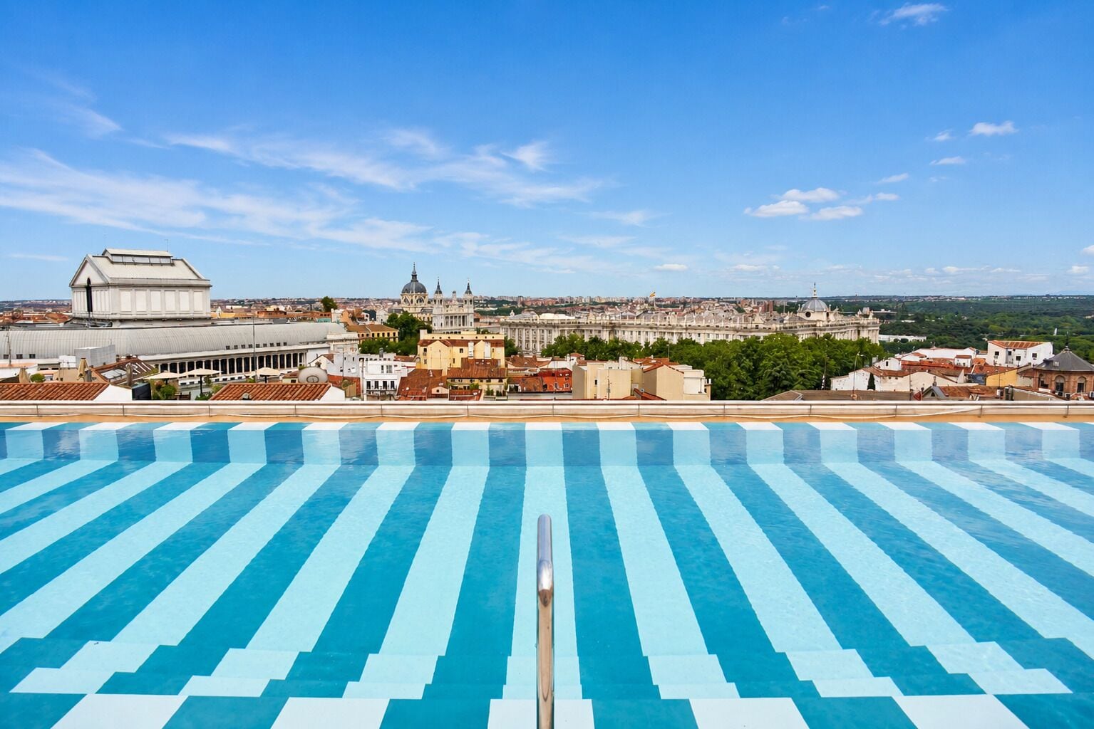 Piscina stagionale all'aperto, ombrelloni da piscina, lettini