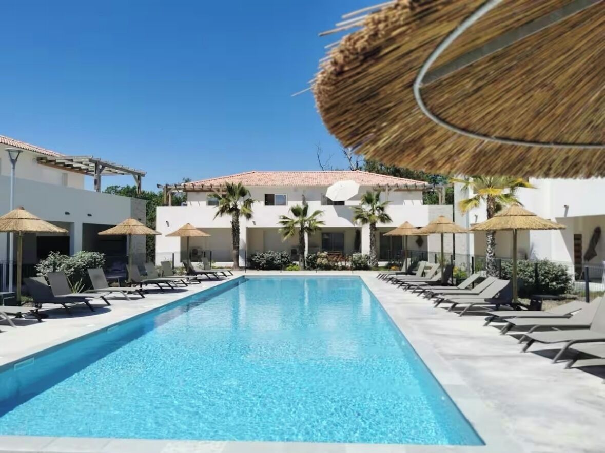 Una piscina al aire libre, una piscina climatizada