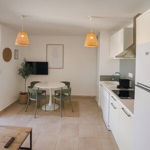 Fridge, stovetop, dishwasher, coffee/tea maker - Apartment T3 Marine de Bravone feet in the water (Linguizzetta)