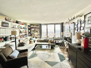 TV - Spacious, Stylish Manhattan 1-bedroom Apartment in Elevator/Doorman Building (New York)