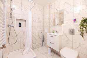Shower, towels, soap, shampoo - The Luminous Nest (Strasbourg)