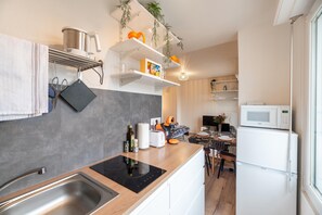 Fridge, microwave, stovetop, coffee/tea maker - The Luminous Nest (Strasbourg)