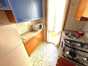 Kühlschrank, Herdplatte, Kochgeschirr/Geschirr/Besteck