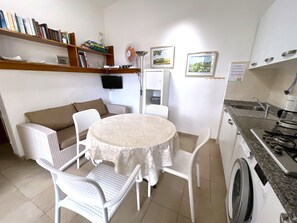 Fridge, stovetop, cookware/dishes/utensils - Holiday villa with private garden close to the sea (Bibione Pineda)