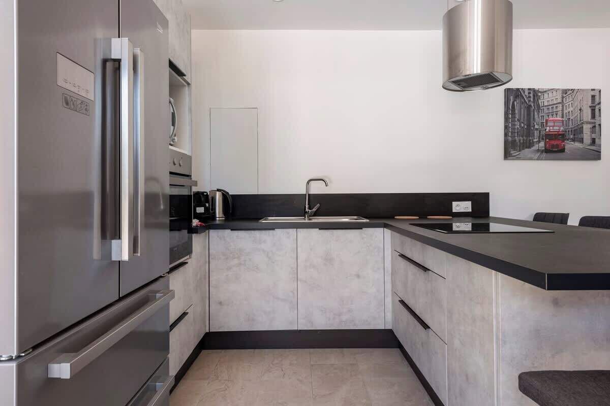 Kühlschrank, Mikrowelle, Ofen, Geschirrspüler