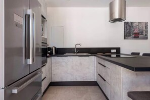 Kühlschrank, Mikrowelle, Ofen, Geschirrspüler