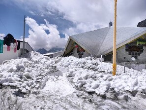 Deluxe Room | Property grounds - Hotel Gurudeva (Chiae)