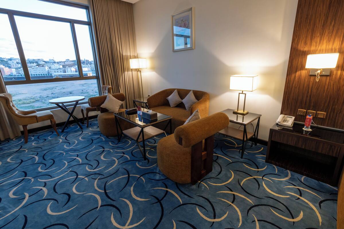 Habitación Deluxe doble, vistas a la ciudad | Caja fuerte, sistema de insonorización, tabla de planchar con plancha