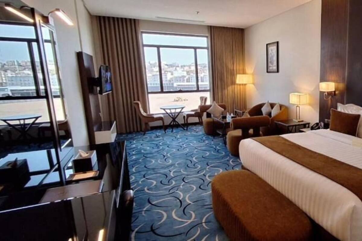 Deluxe dubbelrum - utsikt mot staden | Värdeförvaringsskåp på rummet, ljudisolering och strykjärn/strykbräda