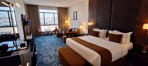 Deluxe dubbelrum - utsikt mot staden | Värdeförvaringsskåp på rummet, ljudisolering och strykjärn/strykbräda