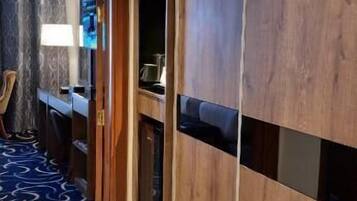 Deluxe Double Room, City View | Interior