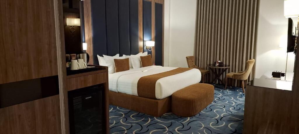 Svit Executive - utsikt mot innergården | Värdeförvaringsskåp på rummet, ljudisolering och strykjärn/strykbräda