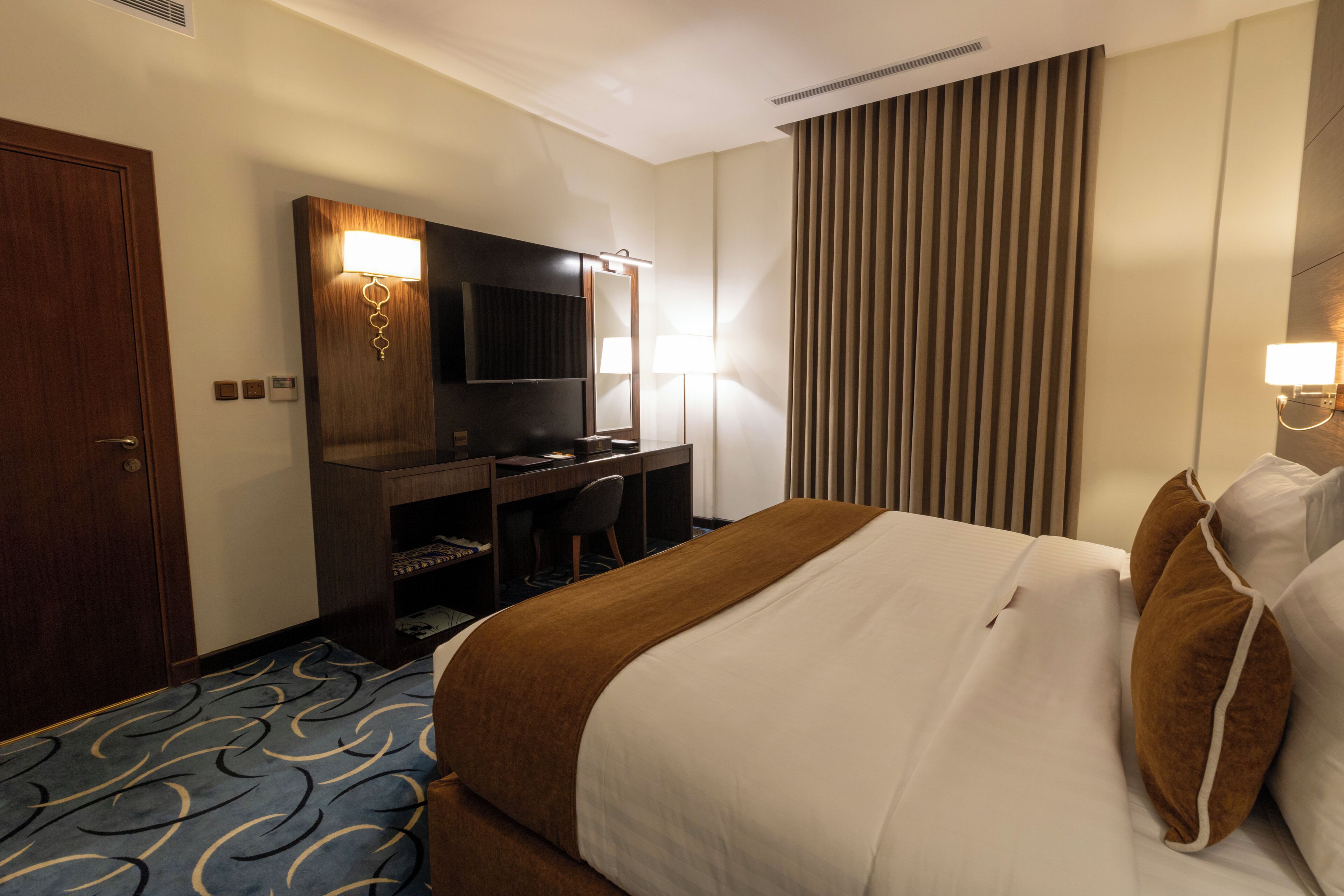 Phòng Suite Junior, quang cảnh sân vườn | Két bảo mật tại phòng, phòng cách âm, bàn ủi/dụng cụ ủi quần áo 