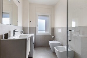 Een douche, handdoeken