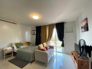 Een strijkplank/strijkijzer, wifi, beddengoed