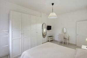 Tabla de planchar con plancha, wifi y ropa de cama 