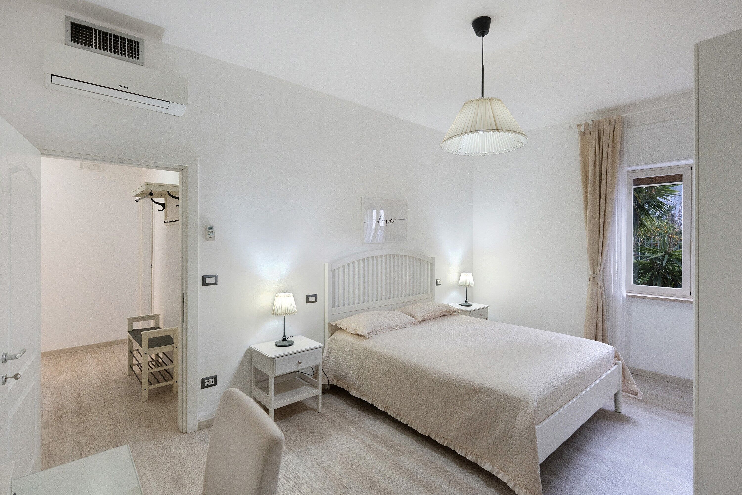 Tabla de planchar con plancha, wifi y ropa de cama 