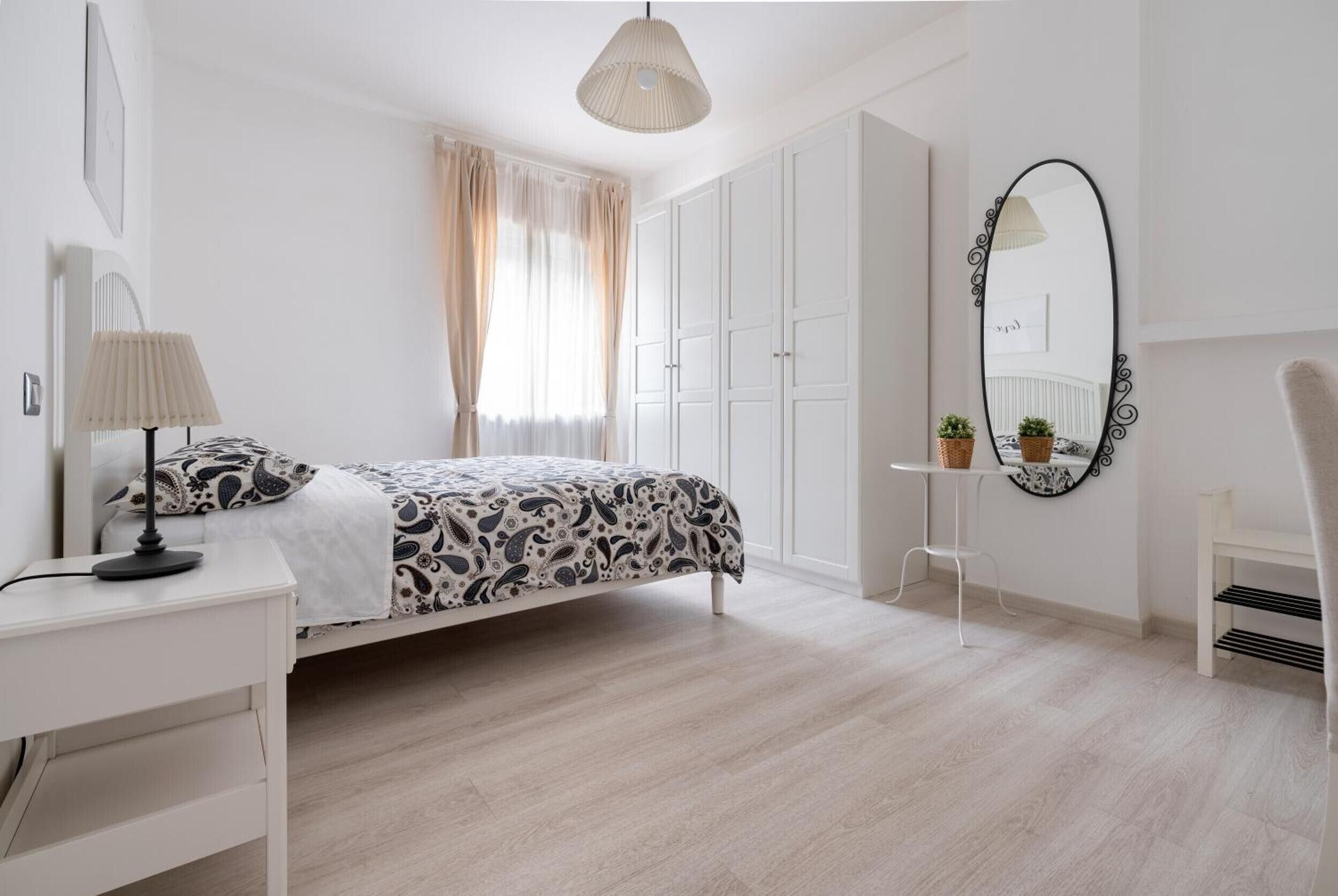 Een strijkplank/strijkijzer, wifi, beddengoed