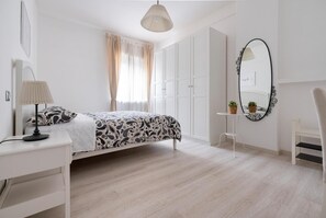 Een strijkplank/strijkijzer, wifi, beddengoed