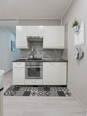 Fridge, microwave, oven, stovetop - Son Blanc Pompei Scavi Apartment with Wi-Fi and Air Conditioning (Pompei)