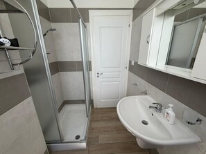 Secadora de cabello y papel de baño 