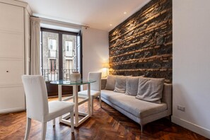 TV - GuestHost - A comfortable and welcoming 39 square meters studio apartment, perfect for two people, located on the second floor of a building with an elevator (NOT accessible to disabled guests).The property, located on a pedestrian street, enjoys a centr (Catania)