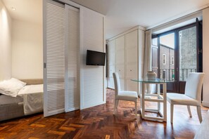 Iron/ironing board - GuestHost - A comfortable and welcoming 39 square meters studio apartment, perfect for two people, located on the second floor of a building with an elevator (NOT accessible to disabled guests).The property, located on a pedestrian street, enjoys a centr (Catania)