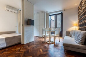 TV - GuestHost - A comfortable and welcoming 39 square meters studio apartment, perfect for two people, located on the second floor of a building with an elevator (NOT accessible to disabled guests).The property, located on a pedestrian street, enjoys a centr (Catania)