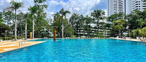 Departamento, 1 habitación, para fumadores, balcón | Alberca | Alberca al aire libre