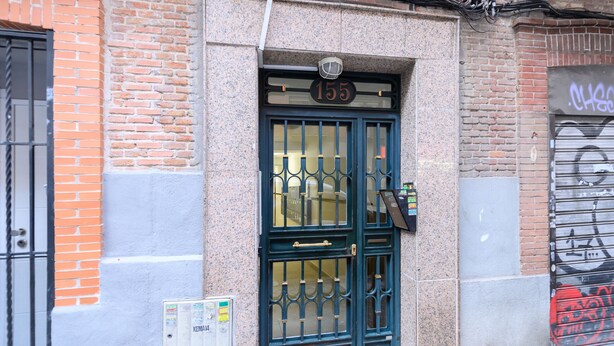 A building facade with a numbered door, a utility box, and a graffiti-covered shutter. - M (JJU15503) Duplex with terrace in Goya (Madrid)