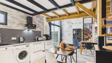Coffee/tea maker, fridge, microwave, oven