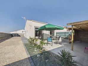 Outdoor dining - Modern house with garden for 9 (Longeville-sur-Mer)