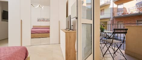 Tabla de planchar con plancha, wifi y ropa de cama