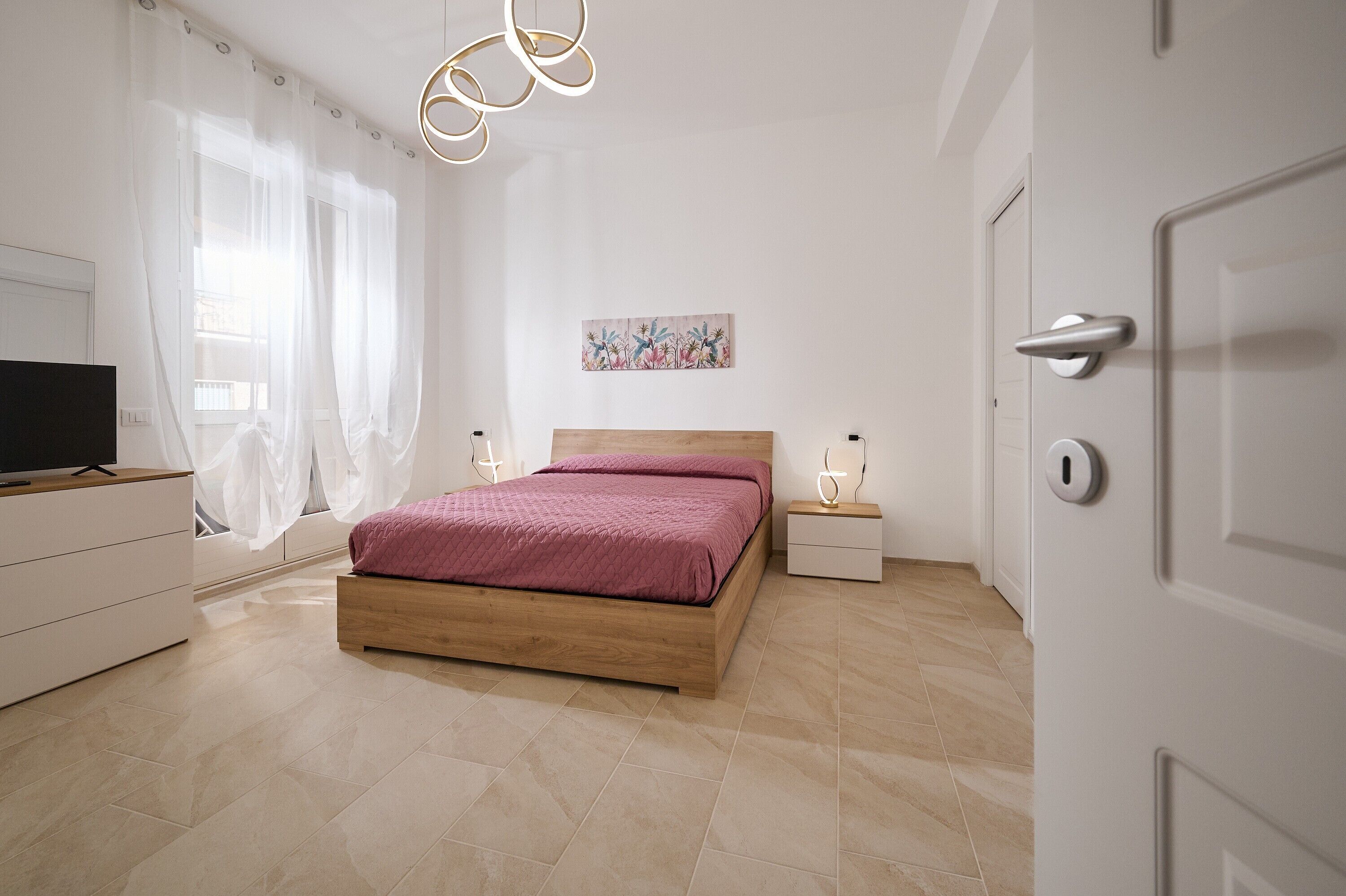 Tabla de planchar con plancha, wifi y ropa de cama 