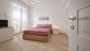 Tabla de planchar con plancha, wifi y ropa de cama