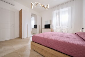 1 dormitorio, tabla de planchar con plancha, wifi y ropa de cama